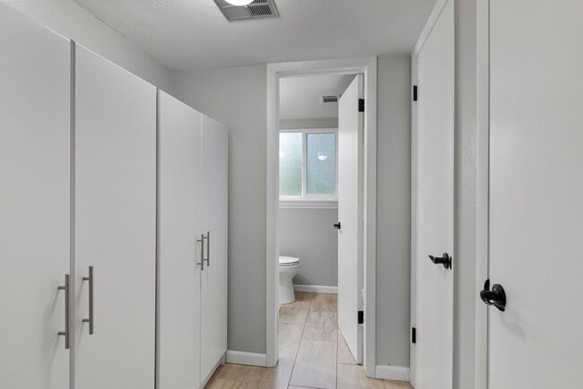 Building Photo - Students Welcome! Spacious 5 Bedroom Home in West Fort Collins