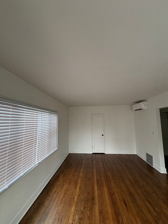 Building Photo - Ballard Beauty, 2 bed 2 bath Remodel with two entrances.