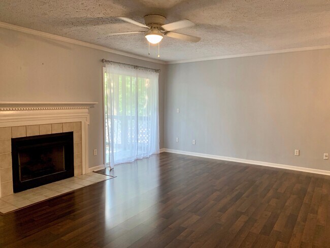 Building Photo - 1 Bed | 1 Bath Condo Near Glenwood - Water...