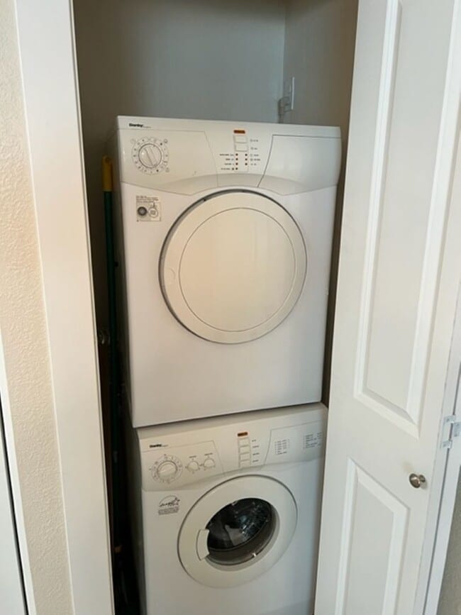 Building Photo - 2 Bedroom Condo!