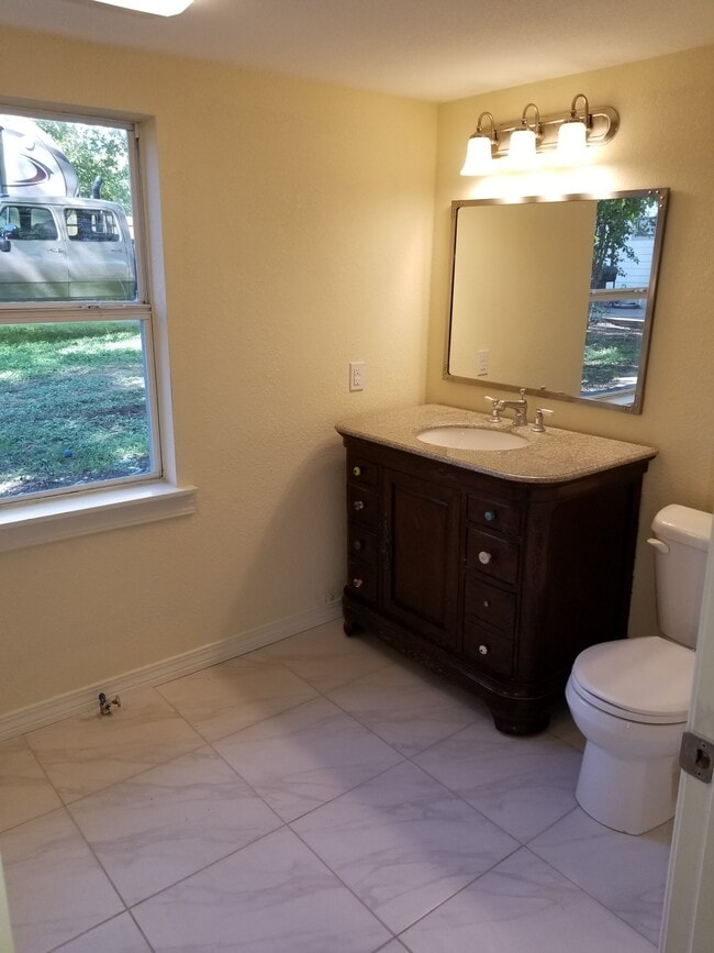 Building Photo - 602 Vernon St