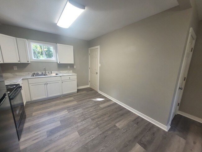 Building Photo - Recently Renovated 2 Bedroom, 1 Bathroom H...