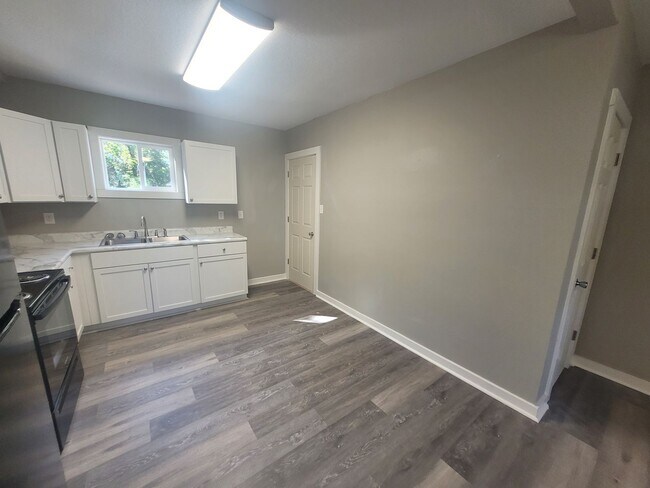 Building Photo - Recently Renovated 2 Bedroom, 1 Bathroom Home with Garage