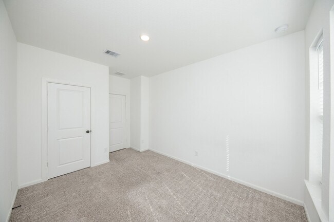 Building Photo - 42514 Summer Crst Rd