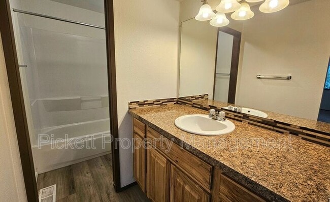 Building Photo - 5401 Pineridge Dr NE