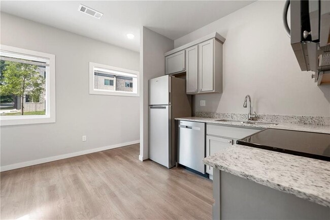 Building Photo - 102 N West Ave