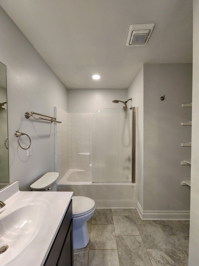 Building Photo - 3 bed, 2 bath home in Shawnee!