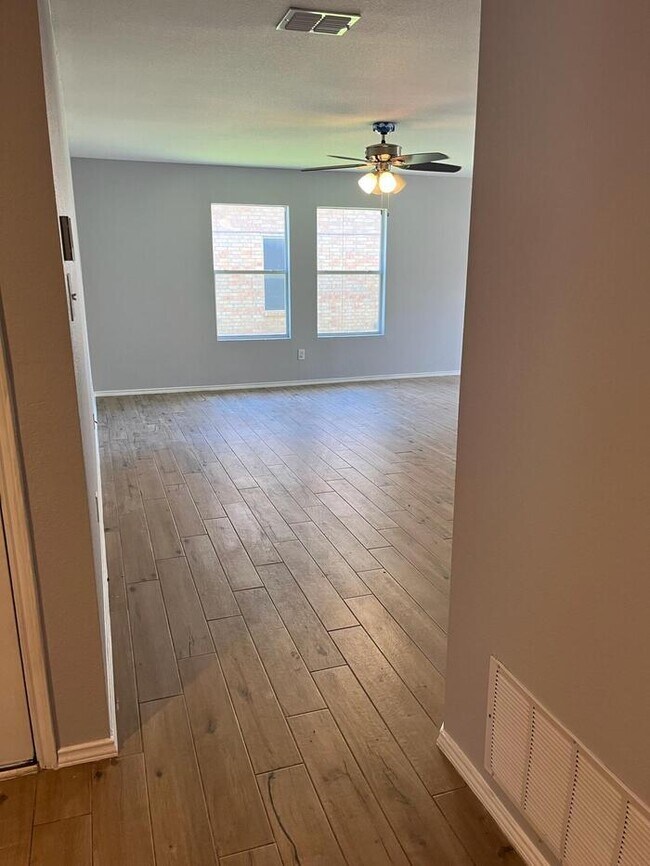 Building Photo - 4 Bedroom 2 Bathroom home