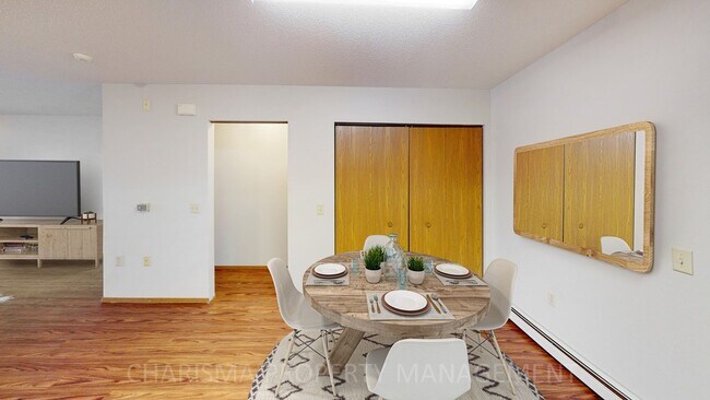 Building Photo - 1 BD, FREE GARAGE, WASHER/DRYER, OUTDOOR P...