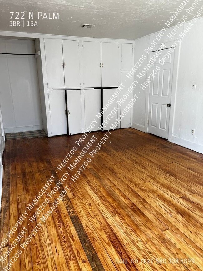 Building Photo - 722 N Palm-