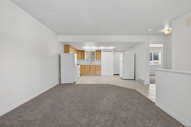 Building Photo - HUGE 6 bed 3 bath Home in Pocatello