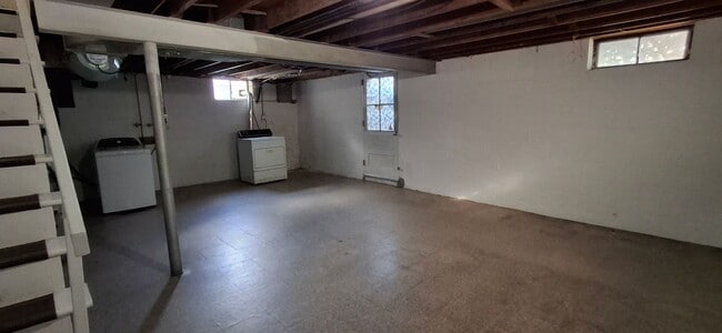 Building Photo - 3 Bedroom 1.5 Bathroom Available in Lancaster!