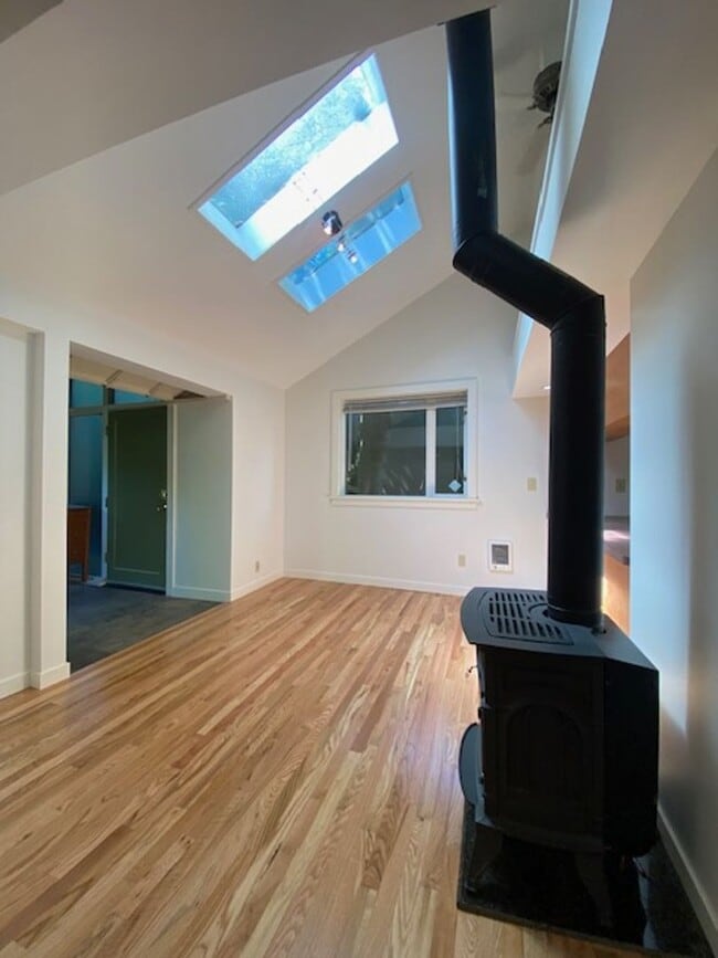 Building Photo - Maple Leaf, Two Bedroom, Woodsy Yard