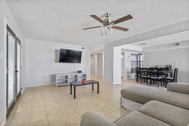 Building Photo - Roomy 3 Bedroom Home with a Fireplace