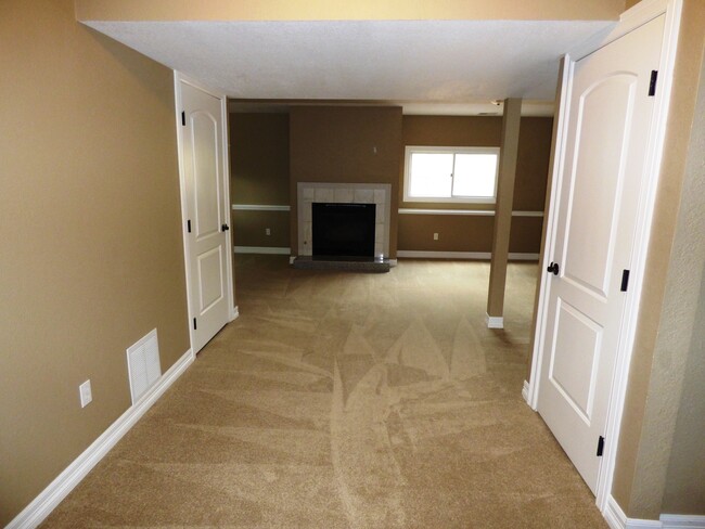 Building Photo - Stunning 3 Bedroom/ 3 Bath Home With Large Backyard!