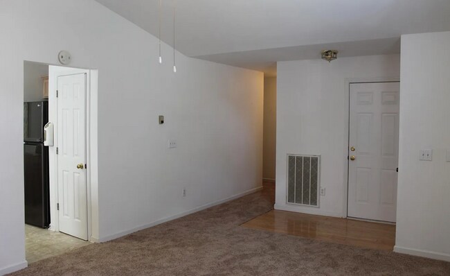 Building Photo - 3 Bedroom Hendersonville Ranch
