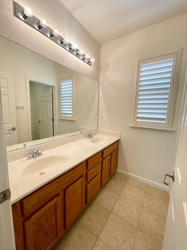 Building Photo - Great 3 bedroom 3 bath home