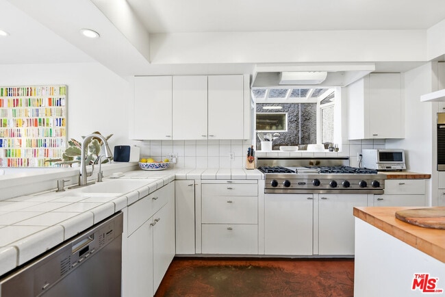 Building Photo - 469 Sherman Ave