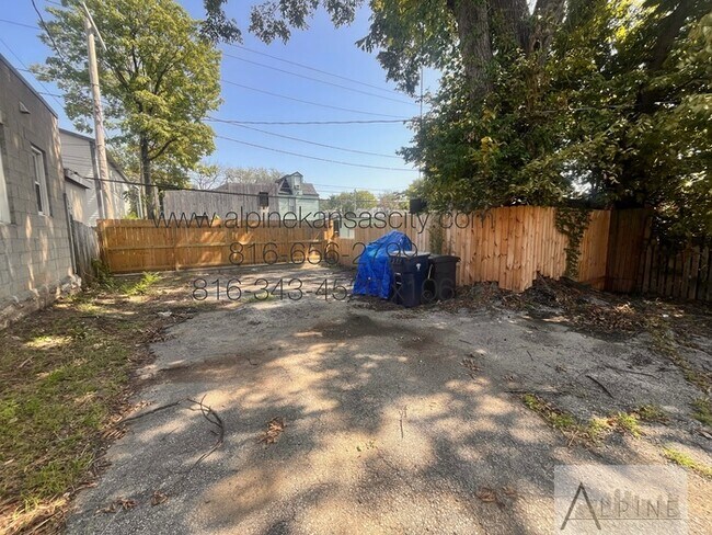 Building Photo - Cute HOUSE in Gillham Plaza, Gated Off Street Parking!