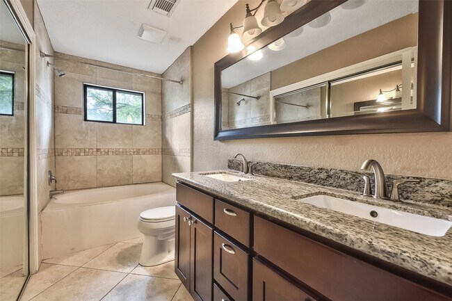 Building Photo - 5 E Willowood Ct