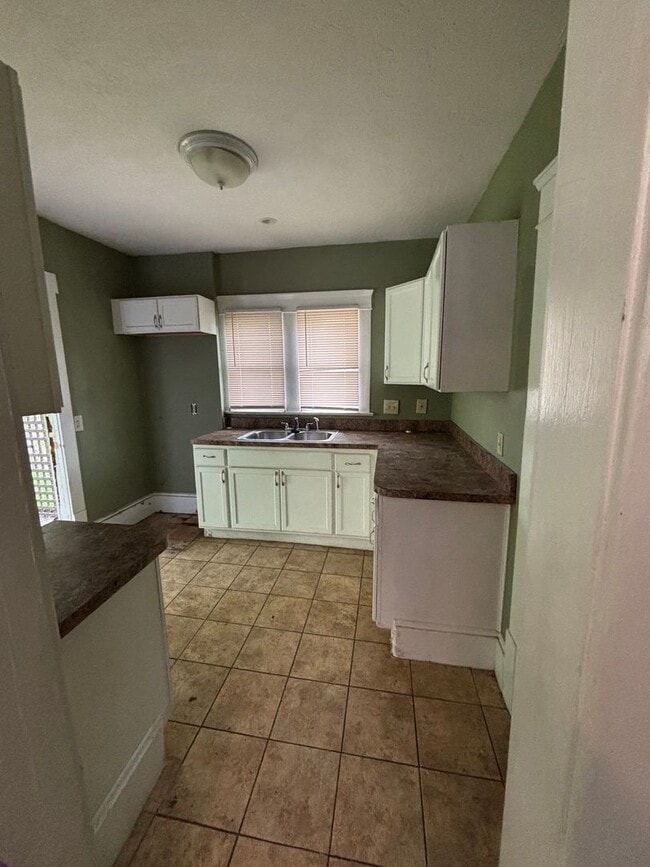 Building Photo - Section 8 Accepted! Spacious Newly Renovat...