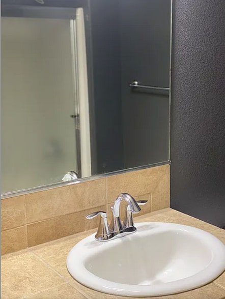 Building Photo - 696 NE Adwick Dr