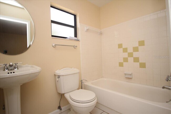 Building Photo - 545 Young Pl