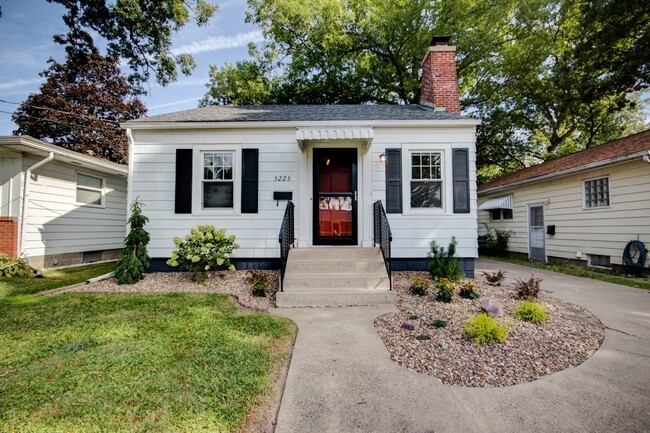 Building Photo - Beautifully Remodeled 2 Bedroom Home