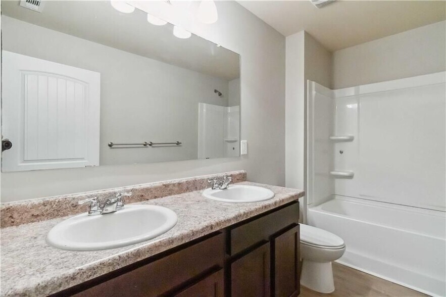 Building Photo - 100 Heritage Club Cir