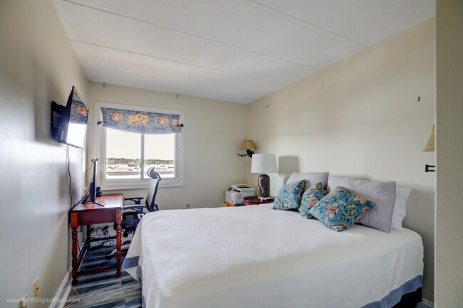 queen bdrm 2 - 1315 Capella S