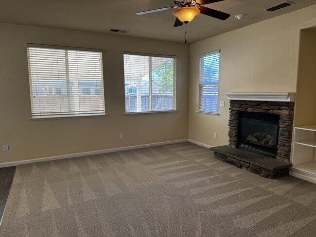 Building Photo - Beautiful and spacious 4 bedroom/ 2.5 bathroom home