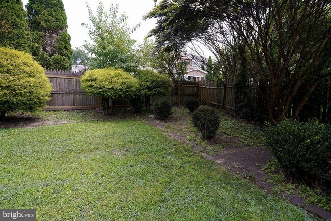 Building Photo - 7862 Centergate Ct