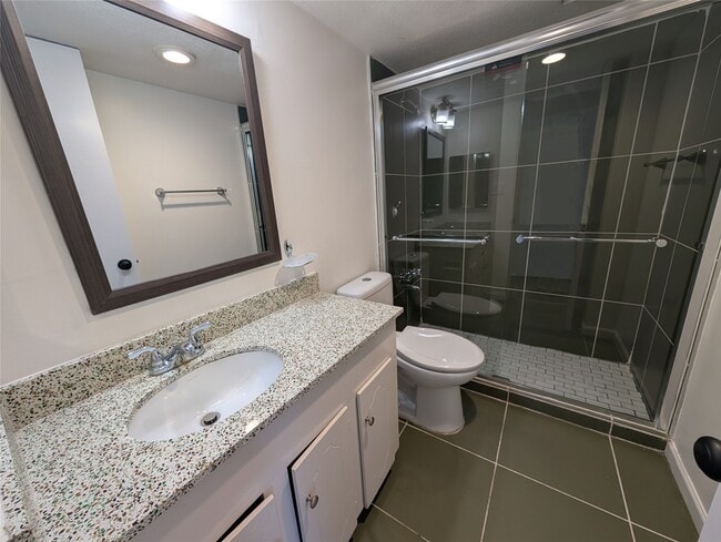 Building Photo - 2101 Fountain View Dr