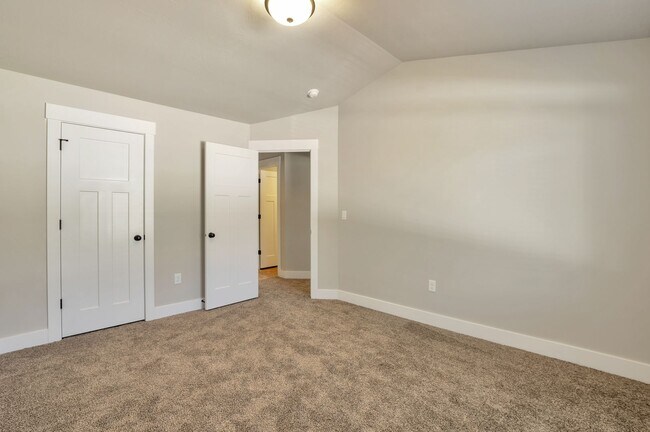 Building Photo - Stunning 3 Bed - 2.5 Bath Townhome in Amazing Layton Location! Available on NOW!