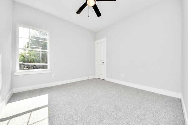 Building Photo - 1307 Laskey St