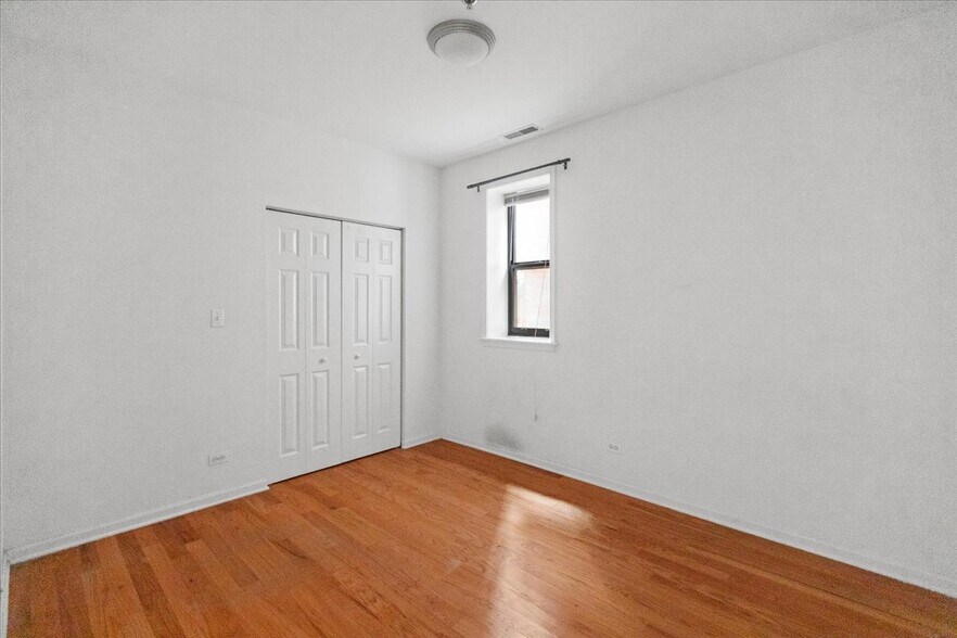 Building Photo - 3716 N Kenmore Ave