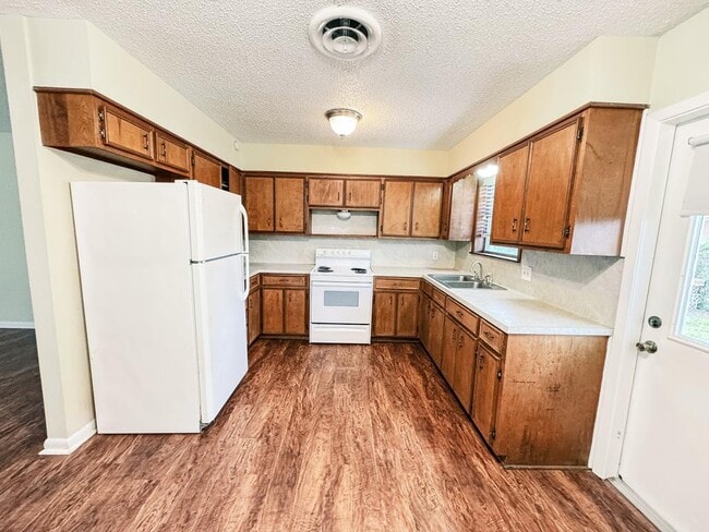 Building Photo - 301 E Park Ave