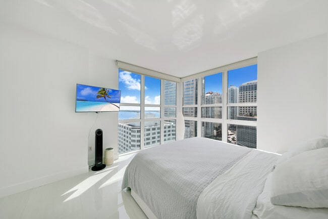 Building Photo - 950 Brickell Bay Dr