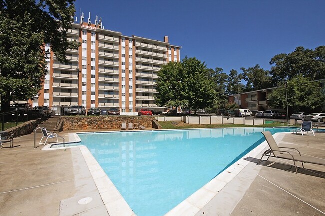 Building Photo - Student-Friendly UVA Apartment