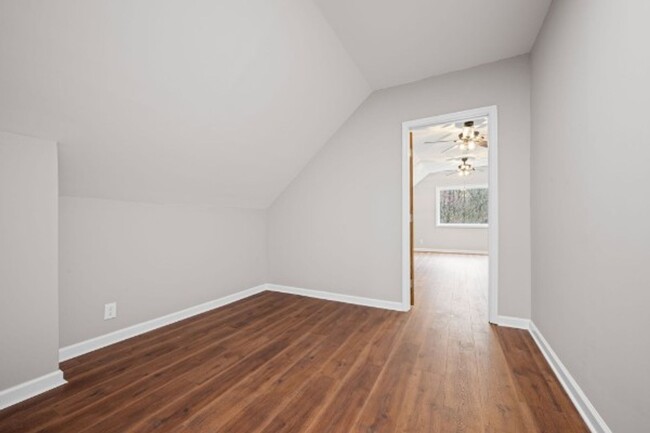 Building Photo - Country Living on 5 Acres