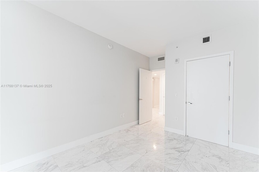 Building Photo - 1010 Brickell Ave
