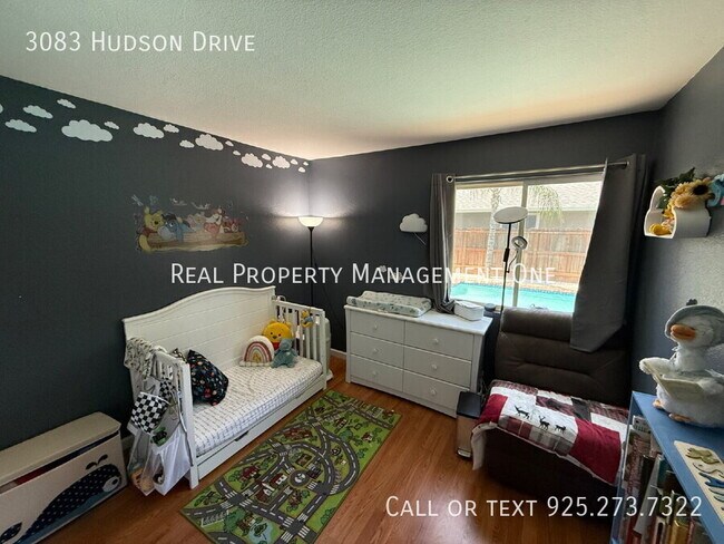 Building Photo - 3083 Hudson Dr