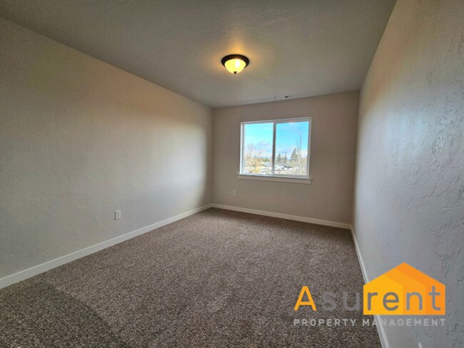 Building Photo - Newly Constructed 3 Bedroom, 2.5 bathroom SW Medford Home