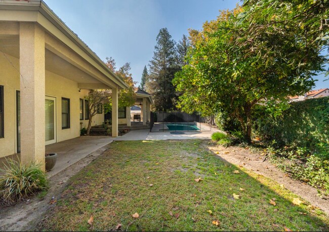 Building Photo - 585 E Chesapeake Cir
