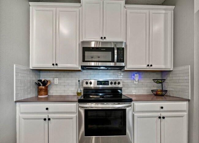 Building Photo - Gorgeous 4/ 2.5 Home in the Beautiful Lake Asbury Area of Clay County! $2,550.00