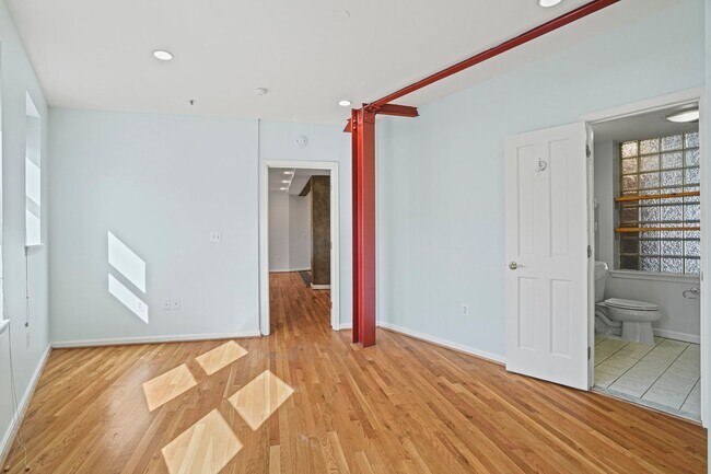 Building Photo - 2 Bedroom Beauty in Bloomingdale! Pets Wel...