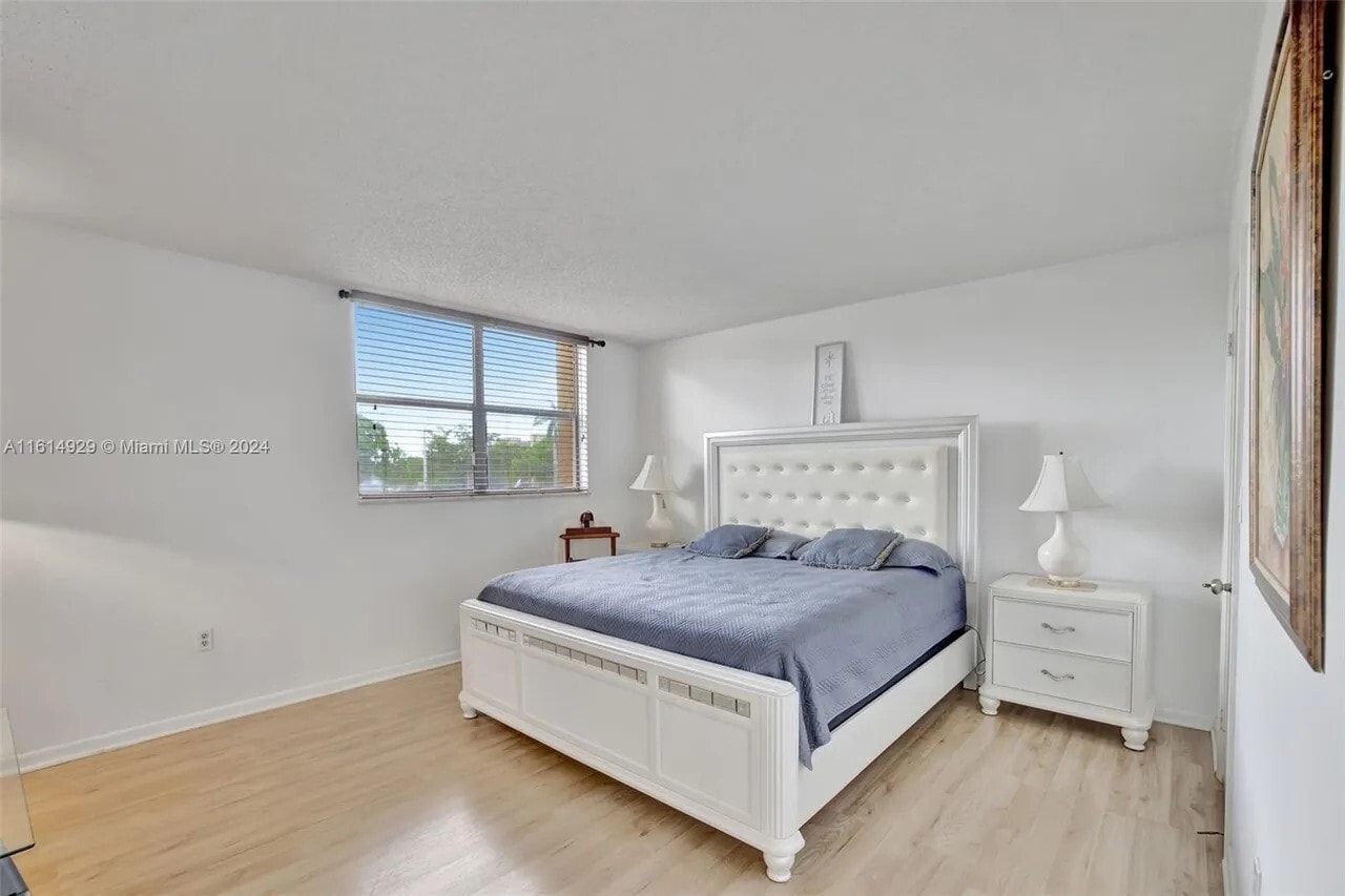 Master Bedroom - 900 NE 195th St
