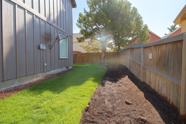 Building Photo - Gorgeous 3x2.5 duplex unit with a fenced b...