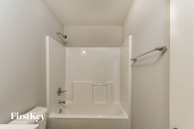 Building Photo - 135 Hillview Dr