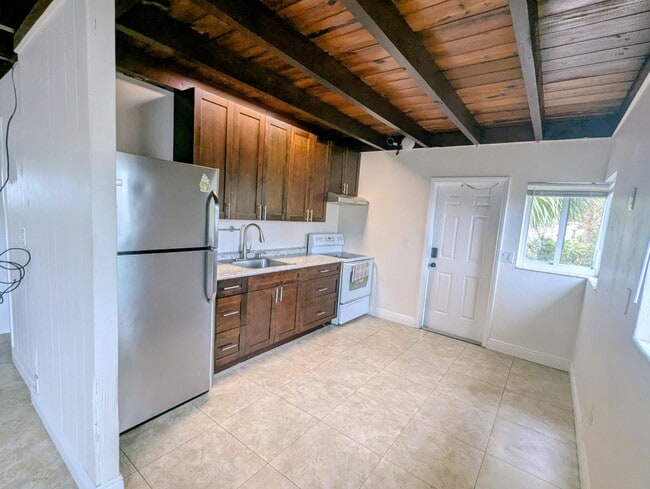 Building Photo - 321 SE 15th Ave